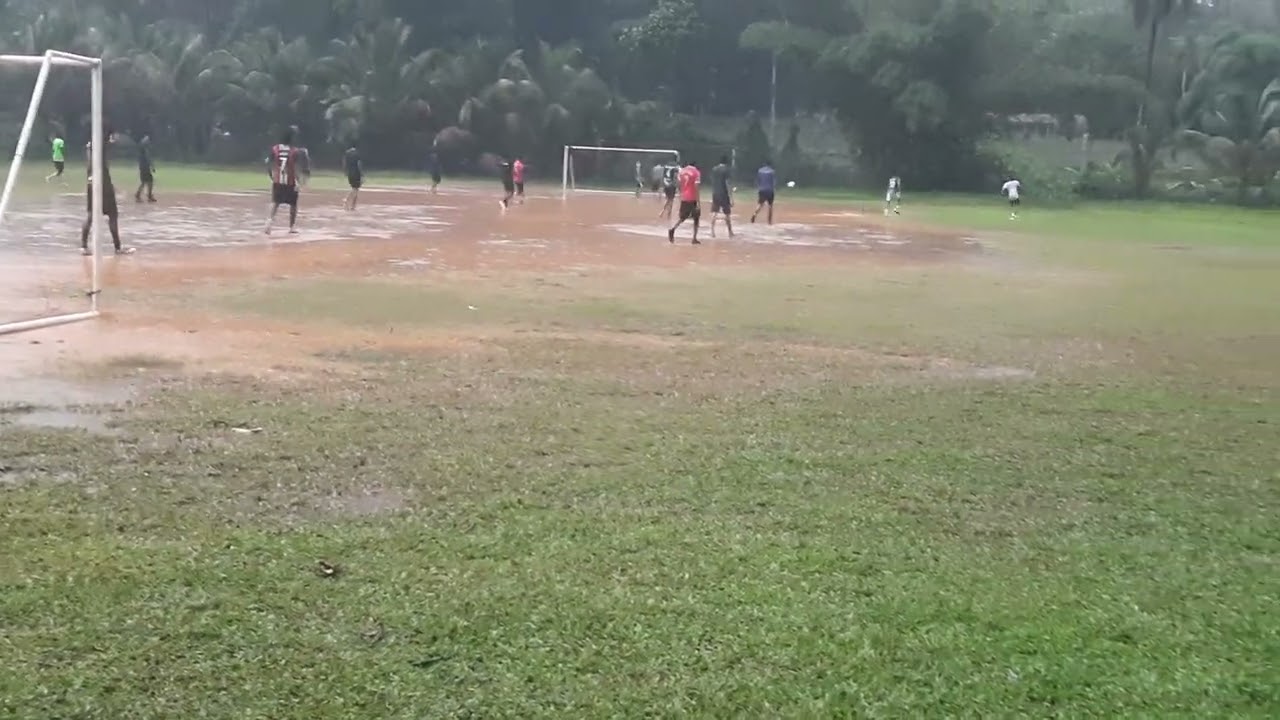 FOOTBALL @PLASSANAL, DURING RAIN