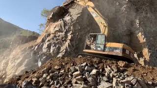 شاهد البكلين كيف يسقط الصخره الكبيره في مسار الشرقي اليمن مشروع طريق وصاب