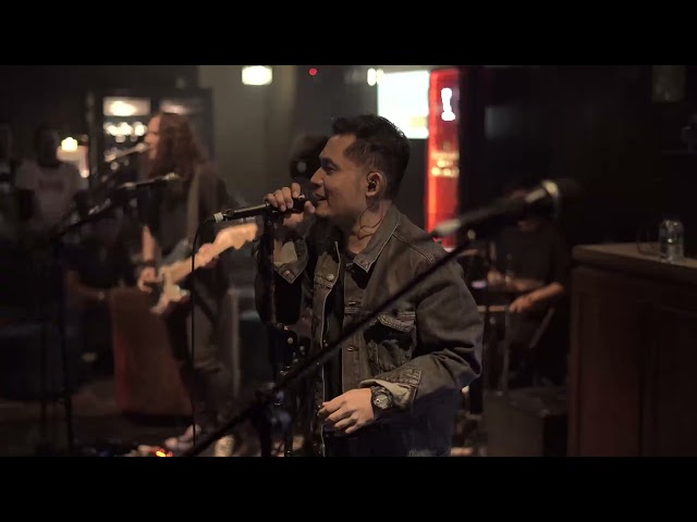 Minq Live With Andra and The BackBone class=