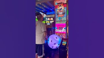 Have you played this game at Dave and Buster’s 🎲 #Arcade #daveandbusters #subscribe