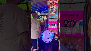 Hast du dieses Spiel bei Dave and Buster’s gespielt? 🎲 #Arcade #daveandbusters #subscribe