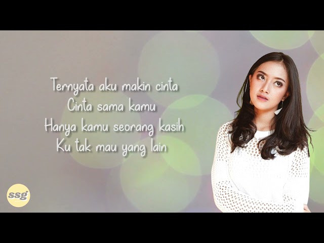 Aku Makin Cinta - Vina Panduwinata Cover By Michela Thea (Lirik Lagu) class=