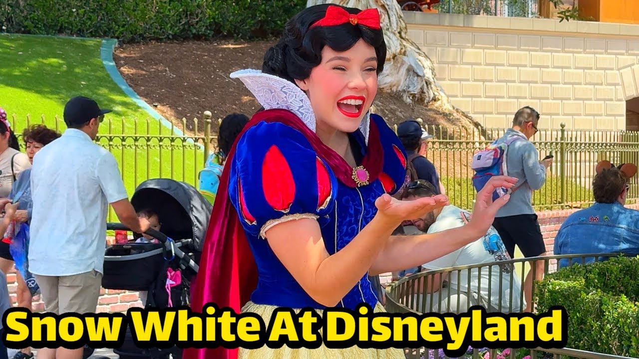 🍎🌟 Snow White Meet & Greet at Disneyland Entrance | Rare Princess Moment in 4K
