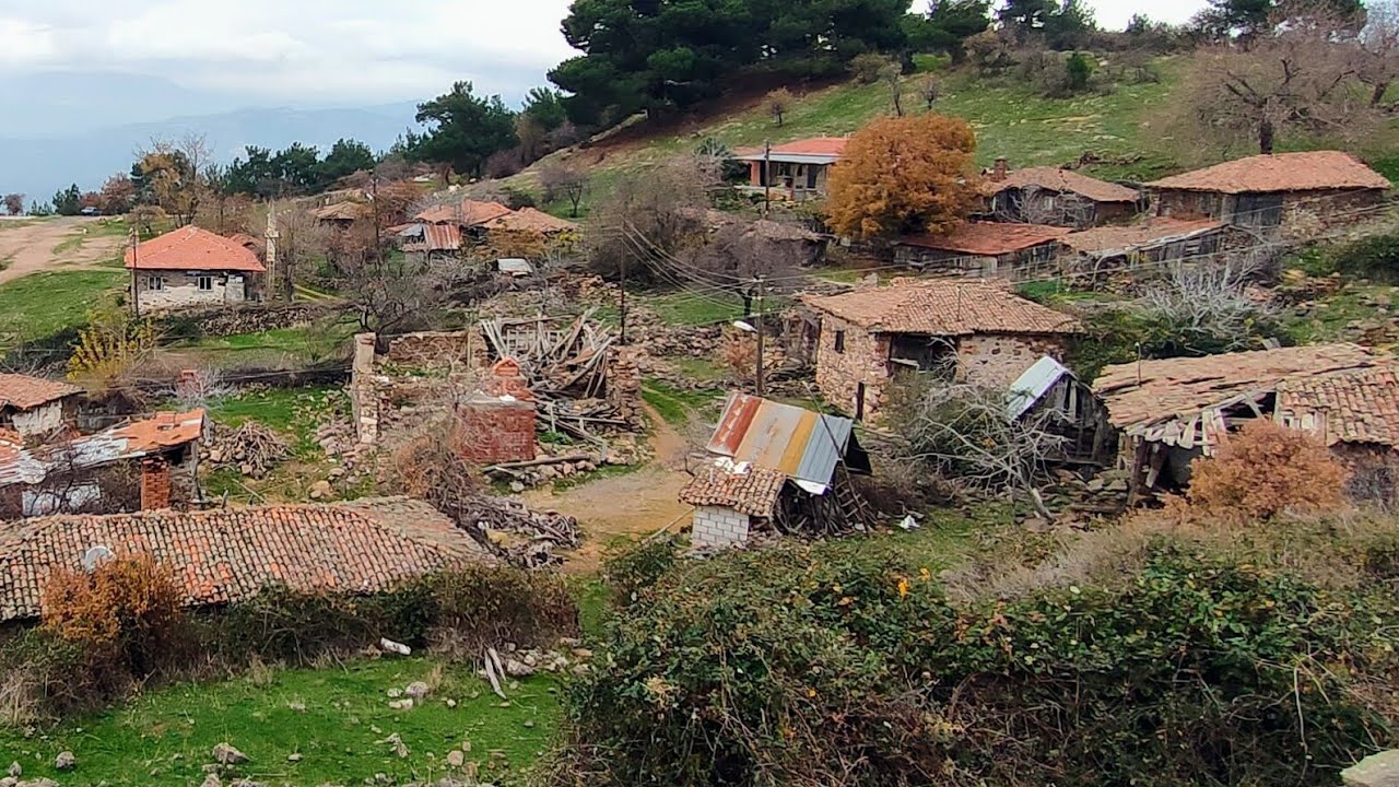 TERK EDİLMİŞ DENİZ MANZARALI HACI MAHMUTLAR KÖYÜ