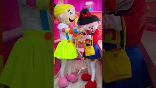 Kelly ayuda a Miguelita a cuidar su piel #belyybeto #videosparaniños #youtubekids