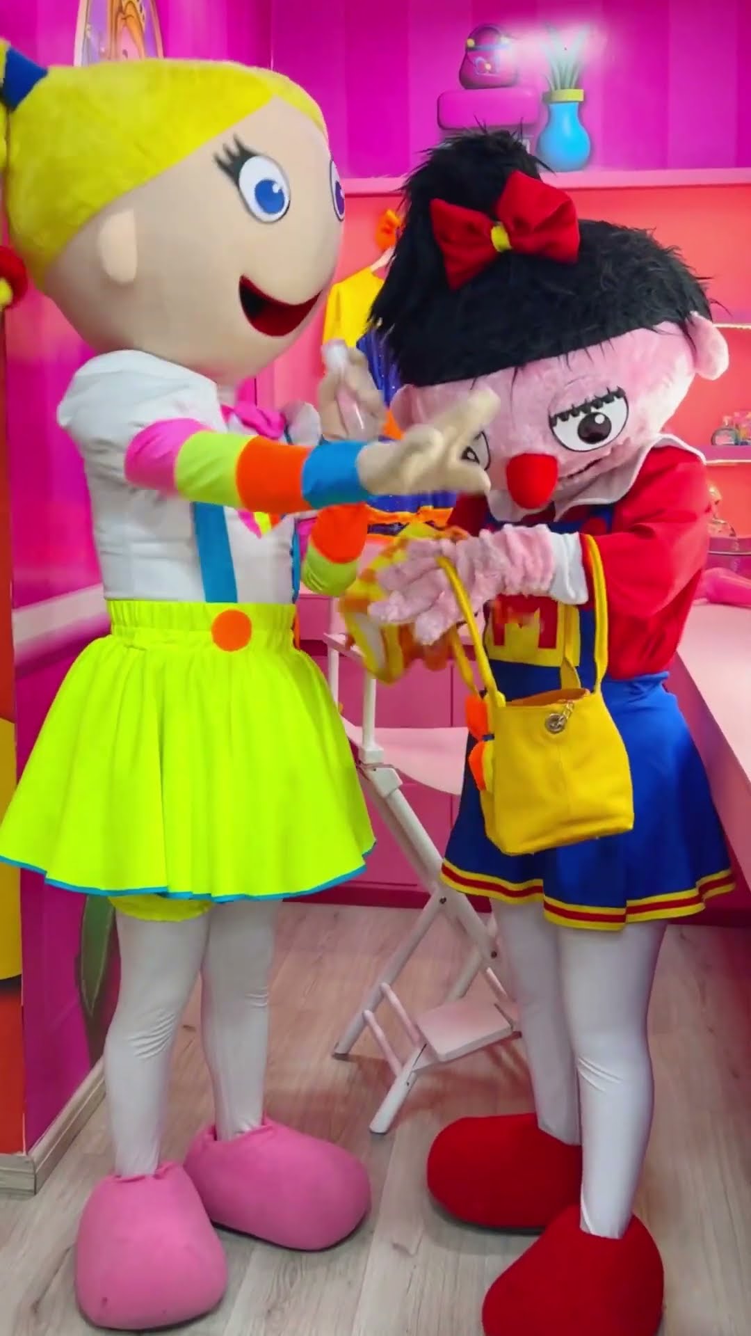 Kelly ayuda a Miguelita a cuidar su piel #belyybeto #videosparaniños #youtubekids
