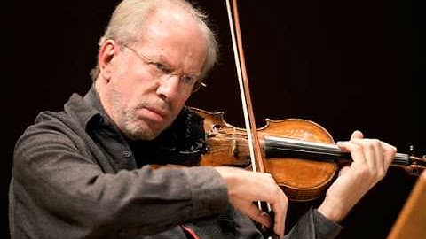 Gidon Kremer plays SMILE (from the film Modern Times)