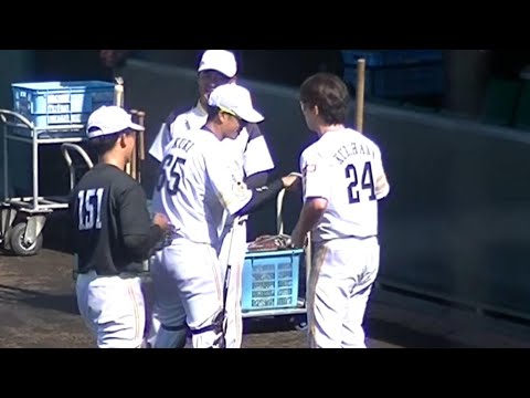 突然腹筋自慢大会を始めるホークス選手達。