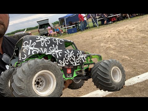 Monster truck racing - YouTube