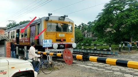 Furious 09 Coach Sealdah-Katwa EMU Local Trains Skip Busy Railgate Speedily l Eastern Railways