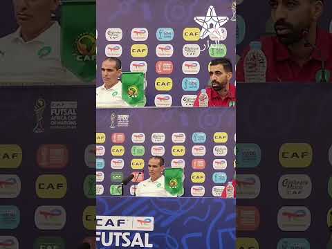 هشام الدكيك يمازح مدرب المنتخب الجزائري في الندوة الصحفية