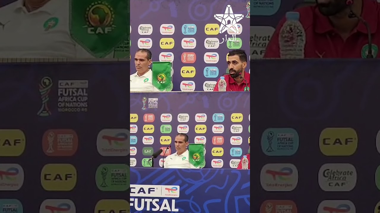 هشام الدكيك يمازح مدرب المنتخب الجزائري في الندوة الصحفية