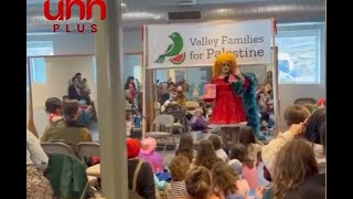 Drag Queen manipula a niños pequeños en EEUU para que griten FREE Palestina