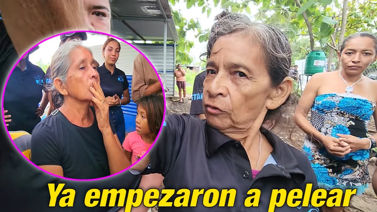 ⁣Dicen que niña Emma y su hermana ya empezaron a pelear por las láminas.