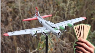 Bombardero B-17 Flying Fortress hecho con palitos de helado