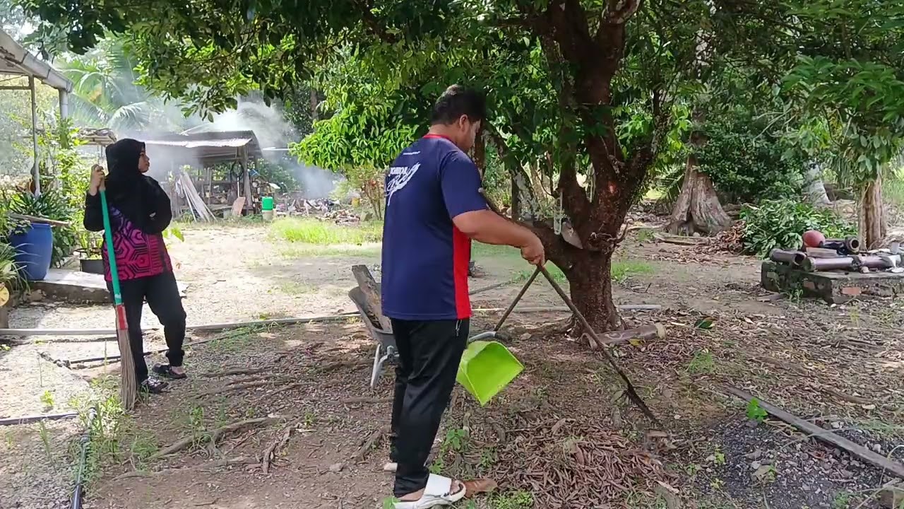 Family time...sapu daun pokok sama2...25.12.2025
