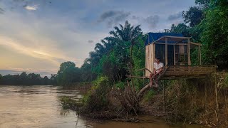 Camping hujan deras || Membangun rumah pohon dari bambu di pinggir sungai besar