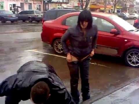 Девушка бьет сковородкой Девушка бьет сковородкой