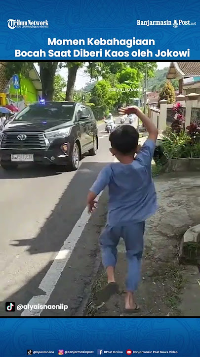 Momen Kebahagiaan Seorang Bocah Saat Diberi Kaos oleh Jokowi