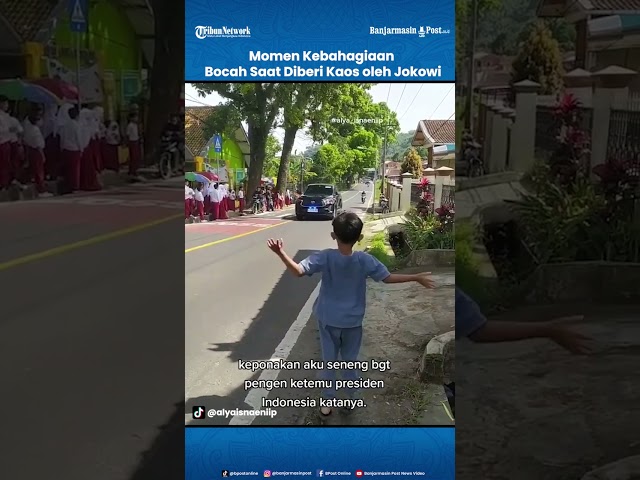 Momen Kebahagiaan Seorang Bocah Saat Diberi Kaos oleh Jokowi class=