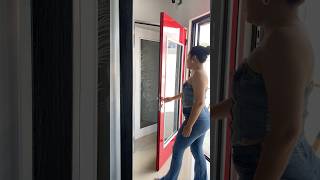 Puerta residencial de aluminio Eurovent serie 50 con zoclo de 10” color rojo