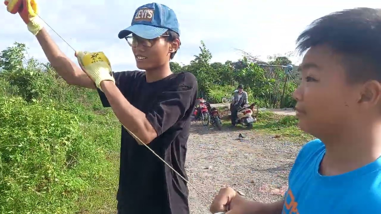 Thả diều sáo 5m hai thanh niên rất tập trung 