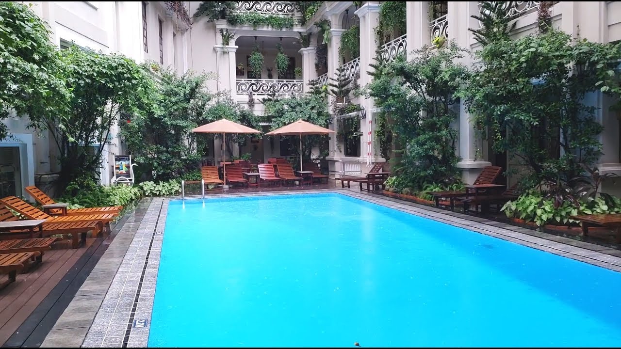 Staying at a Historic Hotel, Grand Hotel Saigon, Ho Chi Minh City S01E17 (1/2)