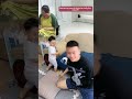 Dad taking care of the kid is really fun, haha! / 아빠가 아이 돌보는 모습 정말 재미있어요, 하하!
