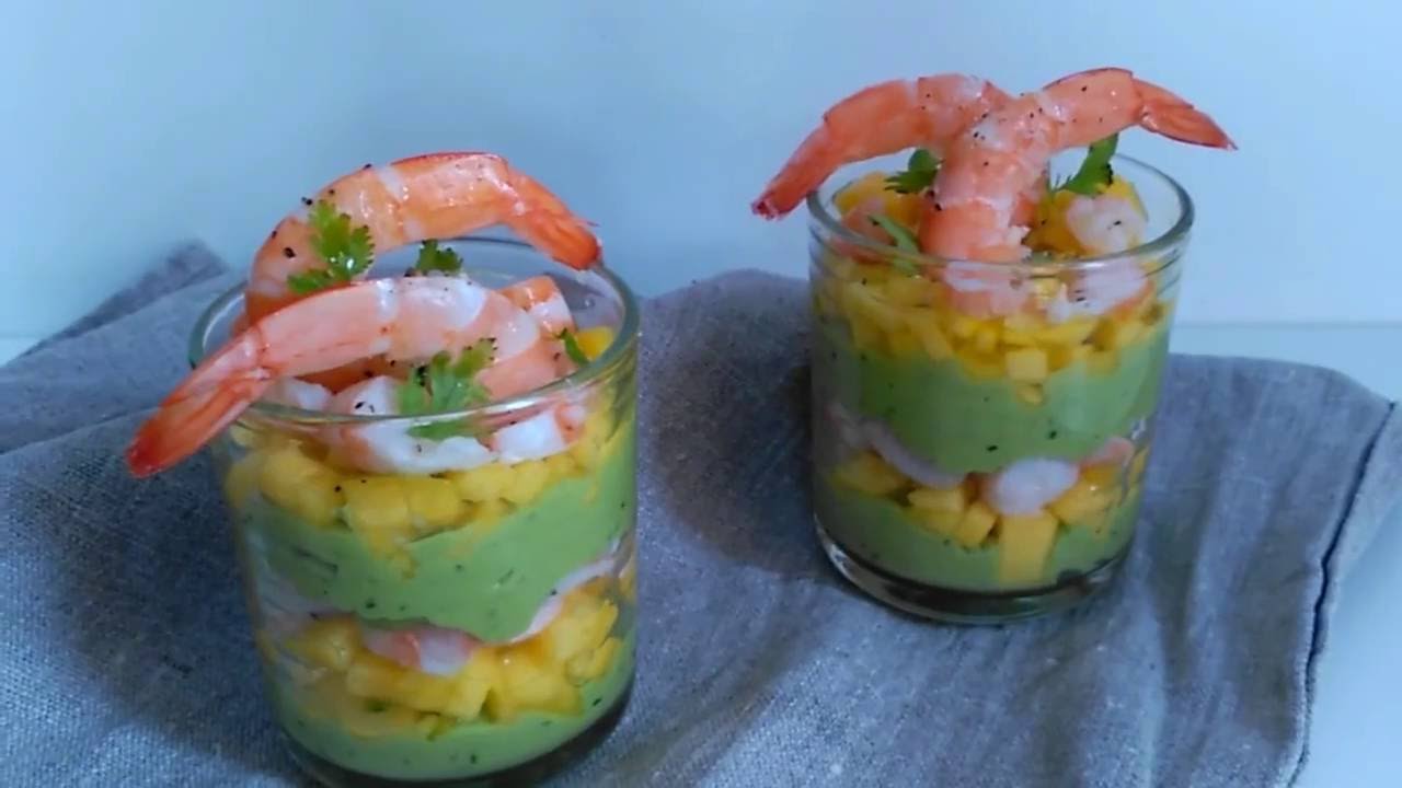 Vasitos de aguacate, mango y langostinos/ Glass with avocado,mango and shrimps