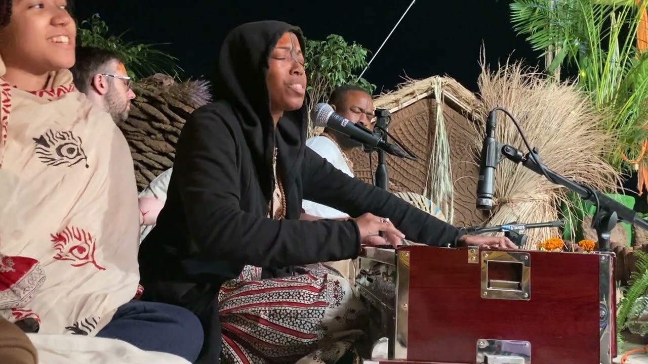 Ачьюта Гопи внезапно пришла на ретрит к БВГМ на Говардхване