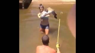 Девушка поймала руками большую рыбу / Girl Catches Fish With Bare Hands