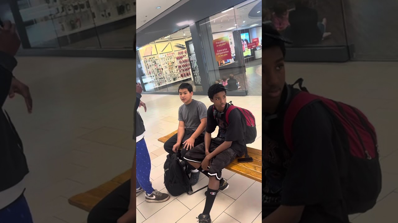 Teenagers hear 👂 about Jesus Christ at the mall in Alaska ❤️❗️💪🏾😁