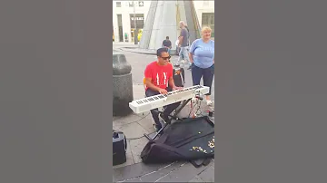 مفاجأة في شوارع ايطاليا يعزف الحب الحقيقي 
