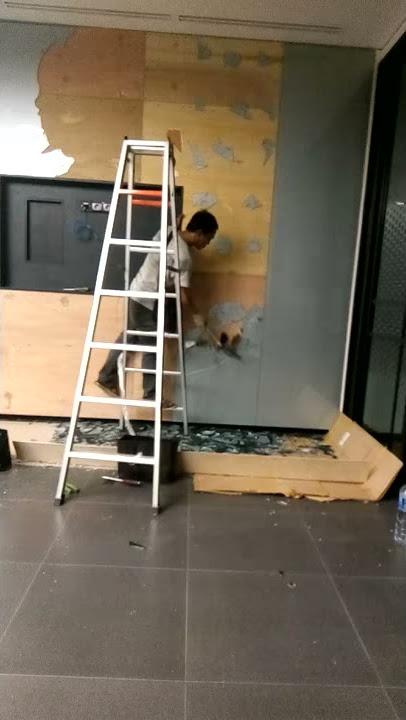Lagi emosi kaca di pecahin