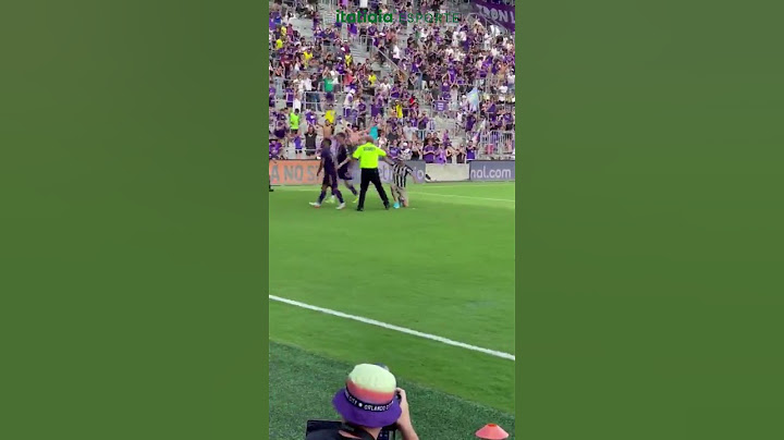 ATLETICANO INVADE O CAMPO PARA COMEMORAR GOL COM JOGADORES DO ORLANDO CITY CONTRA O FLAMENGO
