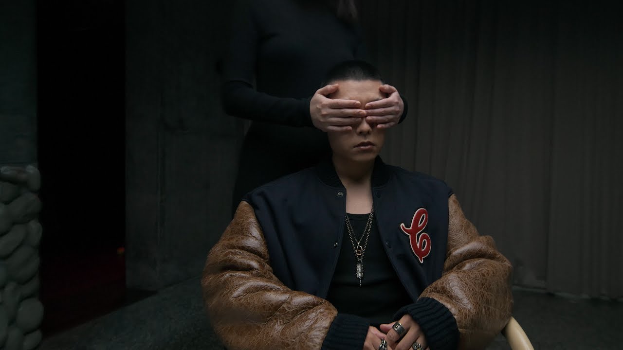 LEE 孫王力〈荒島〉Official Music Video bekijken op YouTube LEE 孫王力〈荒島〉Official Music Video bekijken op YouTube