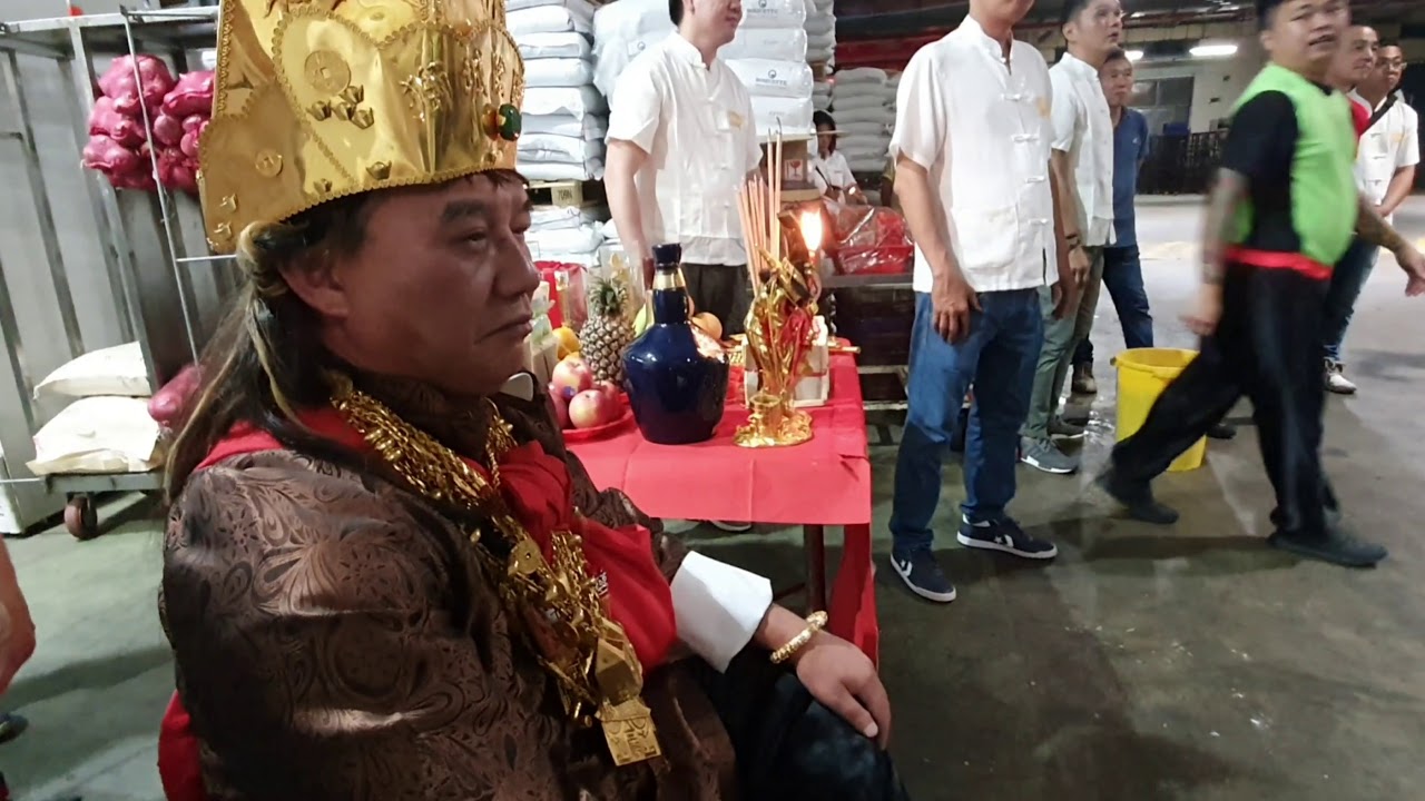 善信在家門前或是公司行號前擺香案祭祀-用最虔誠和感恩的心迎接周包贝爷，祈求恩主賜福。高潮在后 - 看周包贝爷在芽笼40巷上神轿，全体理事高哼请神咒与众信徒拥簇一路护送恩主回34巷总坛，场面叹为观止