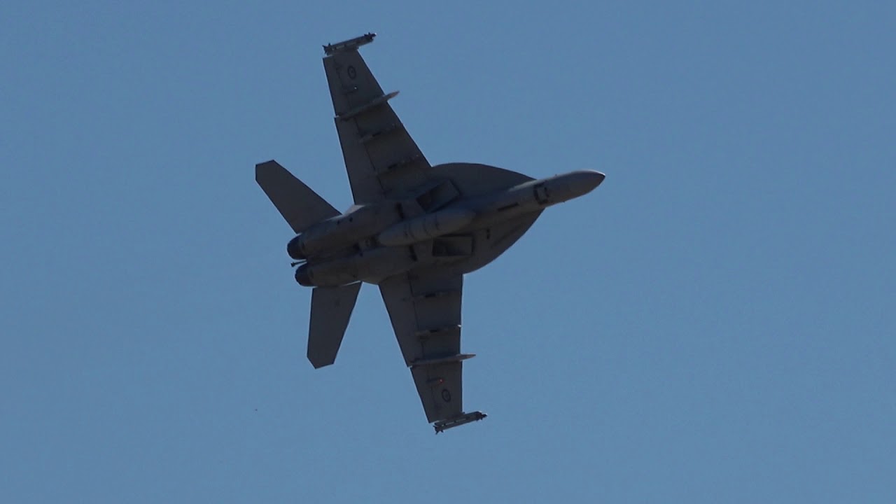 RAAF Boeing F/A-18F Super Hornet Display RAAF Edinburgh Airshow - YouTube