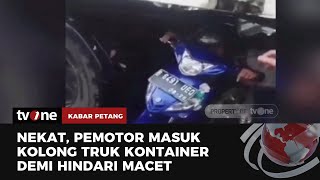 Tidak Ada Takutnya, Pengendara Motor Masuk Kolong Truk Kontainer | Kabar Petang tvOne
