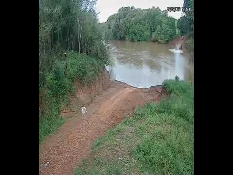 Queda veículo no Rio Ijui