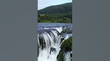 Thác nước tuyệt đẹp trong rừng xanh, nhìn từ trên xuống. Sông trong một hẻm núi