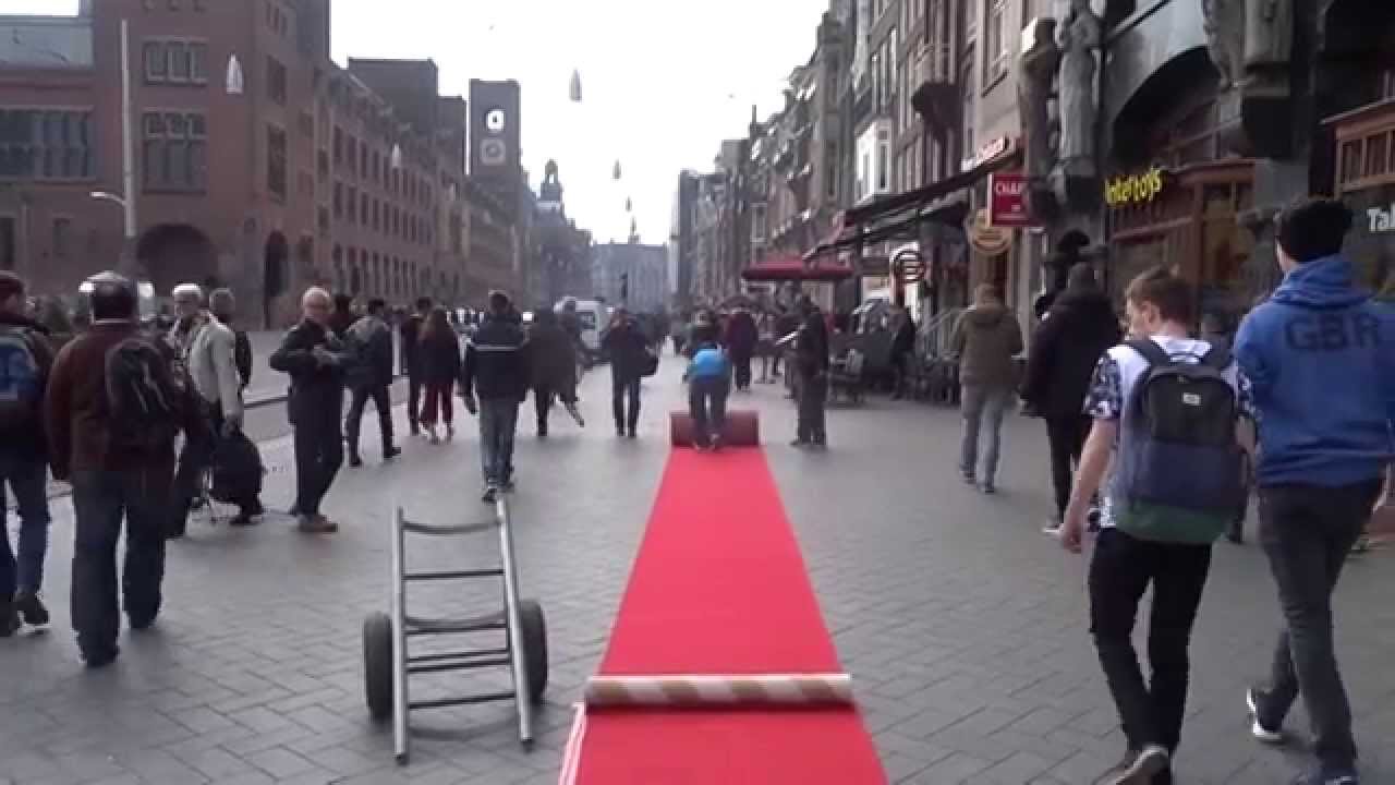 Rode Loper Damrak wordt uitgerold / Red Carpet Amsterdam YouTube