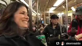 Eugenio derbez reta a  Alessandra Rosaldo cantando     Tu cárcel -    en el metro