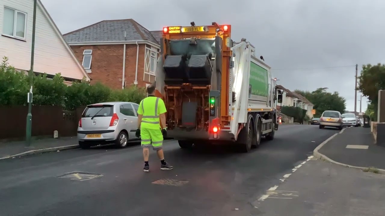 Green Waste bin men emptying bins in Bournemouth part 1 (22/08/2022