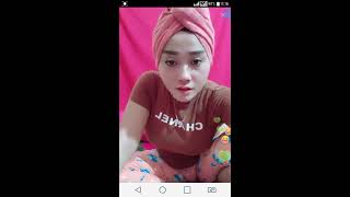 Pamer si memek pas lagi live