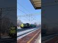 Ale składzik! - SM42-2601 z jednym wagonem pasażerskim pędzi przez Skowarcz - #skład #sm42 #ppmt