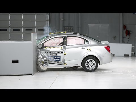 2015 Chevrolet Sonic driver-side small overlap IIHS crash test