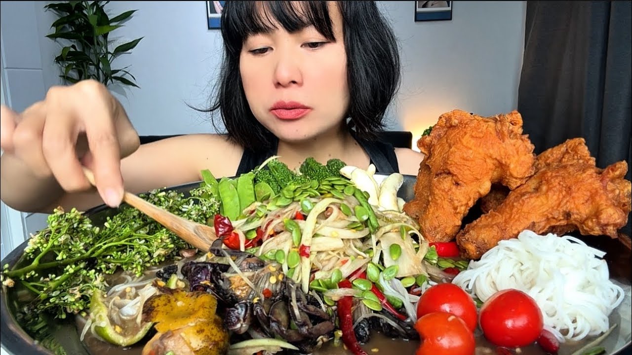 Thaifood ASMR ตำปูปลาร้านัวๆน่องไก่ทอดกรอบ ข้าวเหนียว Papaya salad with fried chicken MUKBANG show 