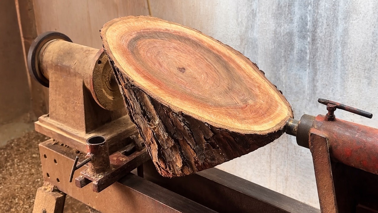 This Carpenter Transformed a Piece of Firewood into a Beautiful Wooden Bowl