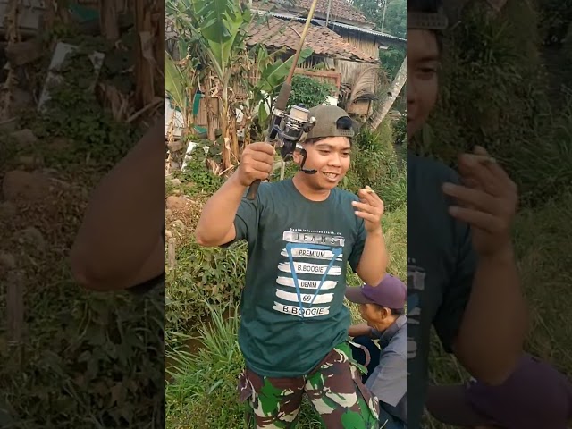 MUDAHNYA MENCARI IKAN DI PARIT || Mancing di parit sarang ikan wader yg banyak malah anakan nila class=